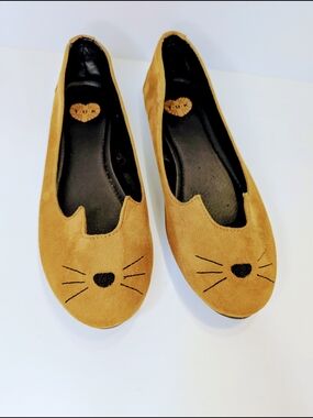 T.U.K. Tan Suede "Sophistakitty" Flats Embroidered Cat Face Woman's Size 8